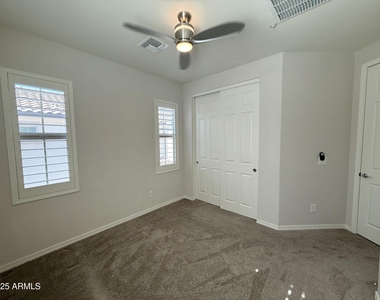 2366 W Gloria Lane - Photo Thumbnail 46