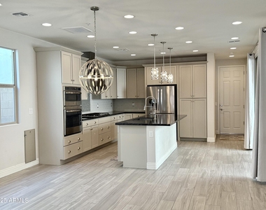 2366 W Gloria Lane - Photo Thumbnail 10