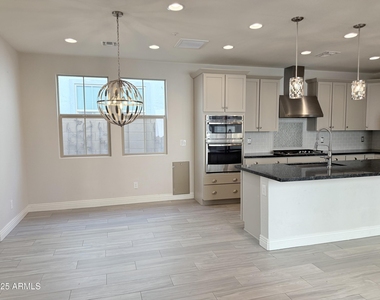 2366 W Gloria Lane - Photo Thumbnail 3