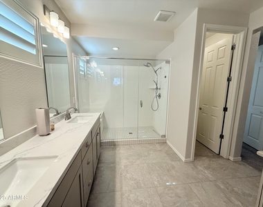 2366 W Gloria Lane - Photo Thumbnail 38