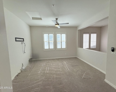 2366 W Gloria Lane - Photo Thumbnail 25