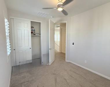 2366 W Gloria Lane - Photo Thumbnail 41