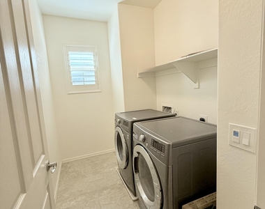2366 W Gloria Lane - Photo Thumbnail 27