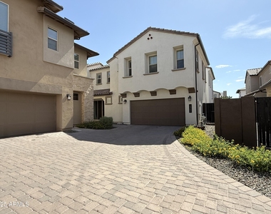 2366 W Gloria Lane - Photo Thumbnail 5