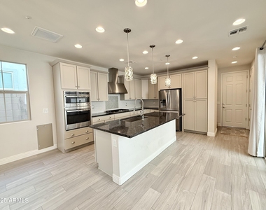 2366 W Gloria Lane - Photo Thumbnail 14