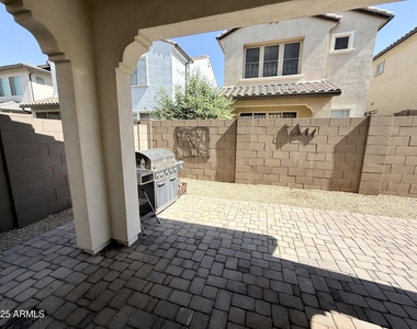 2366 W Gloria Lane - Photo Thumbnail 47