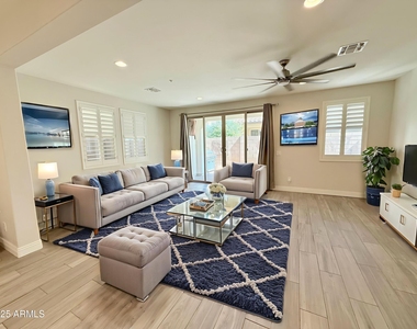 2366 W Gloria Lane - Photo Thumbnail 17