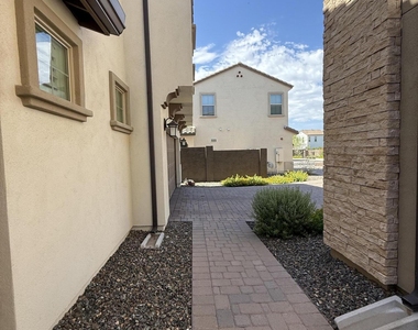 2366 W Gloria Lane - Photo Thumbnail 6