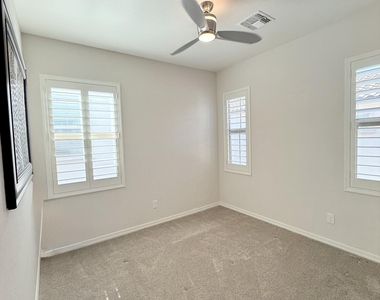 2366 W Gloria Lane - Photo Thumbnail 45