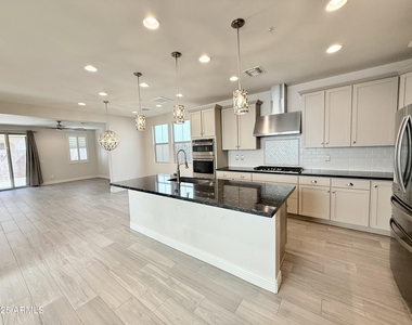 2366 W Gloria Lane - Photo Thumbnail 4