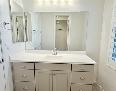 2366 W Gloria Lane - Photo Thumbnail 29