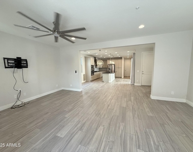 2366 W Gloria Lane - Photo Thumbnail 20