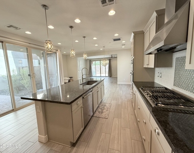 2366 W Gloria Lane - Photo Thumbnail 9