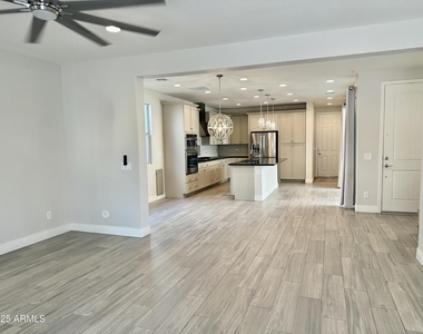 2366 W Gloria Lane - Photo Thumbnail 19