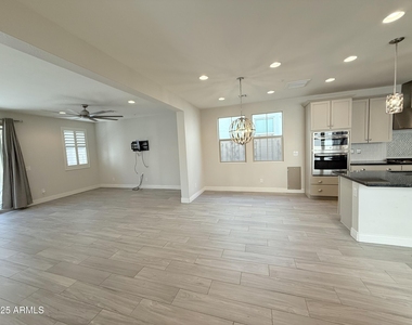 2366 W Gloria Lane - Photo Thumbnail 16