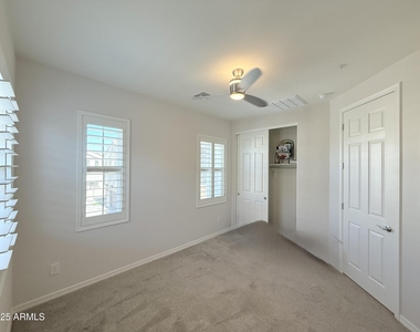 2366 W Gloria Lane - Photo Thumbnail 40