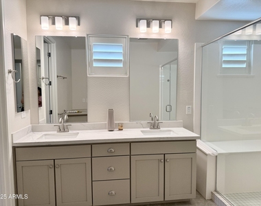 2366 W Gloria Lane - Photo Thumbnail 35