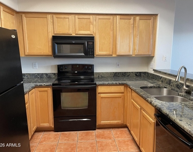 8376 W Melinda Lane - Photo Thumbnail 6