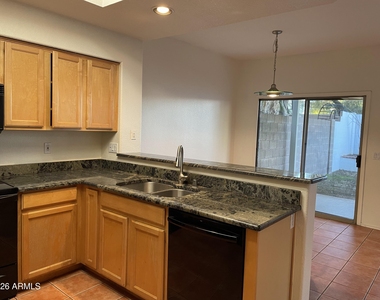 8376 W Melinda Lane - Photo Thumbnail 7