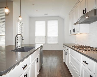 3031 Aqueduct Avenue - Photo Thumbnail 11