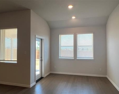 3033 Burwick Lane - Photo Thumbnail 7