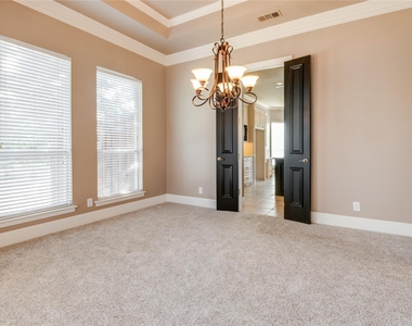 801 Camelot Court - Photo Thumbnail 8