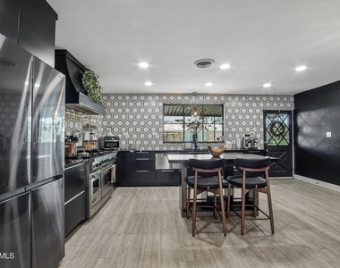 1725 E Verde Lane - Photo Thumbnail 9