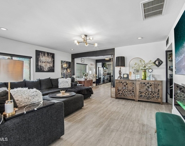 1725 E Verde Lane - Photo Thumbnail 8