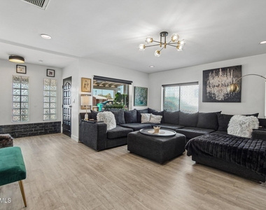 1725 E Verde Lane - Photo Thumbnail 7