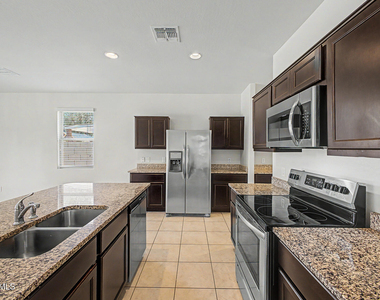 41917 W Manderas Lane - Photo Thumbnail 15