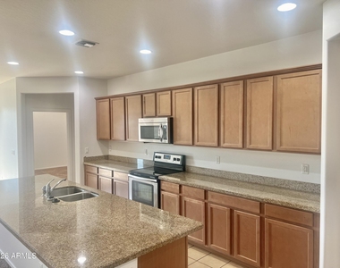 9437 W Jones Avenue - Photo Thumbnail 12