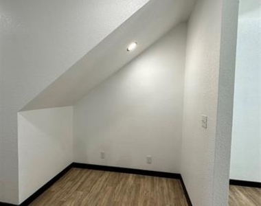 105 Pullen Street - Photo Thumbnail 11