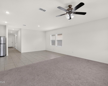 2097 E Grazing Meadow Lane - Photo Thumbnail 7