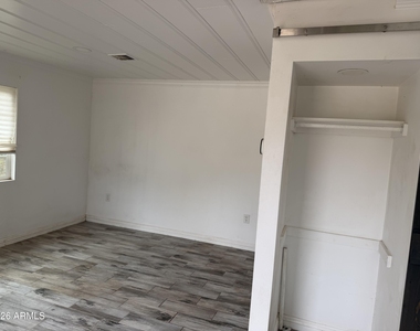 2646 W Morten Avenue - Photo Thumbnail 5