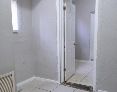 1104 22nd Street - Photo Thumbnail 6
