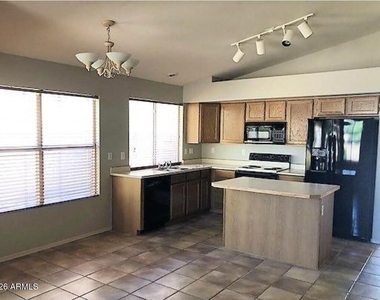 150 S Cobblestone Drive - Photo Thumbnail 3