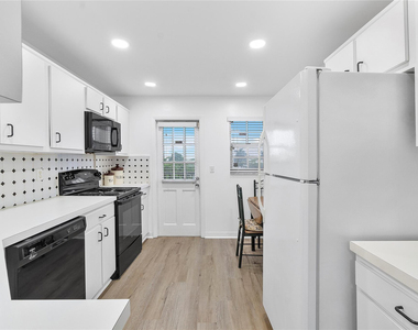 9101 W Sample Road - Photo Thumbnail 22