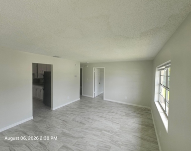 2572 Seneca Avenue - Photo Thumbnail 4