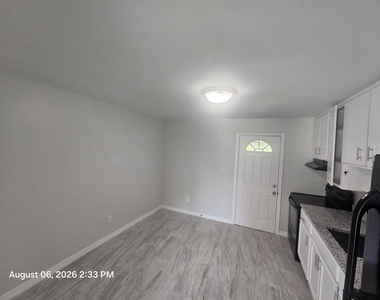 2572 Seneca Avenue - Photo Thumbnail 3