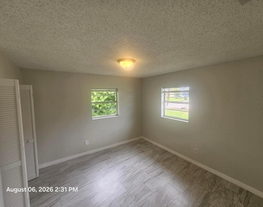 2572 Seneca Avenue - Photo Thumbnail 5