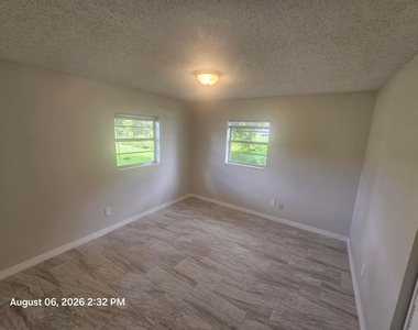 2572 Seneca Avenue - Photo Thumbnail 7