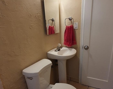 817 Ne 16th Terrace - Photo Thumbnail 3
