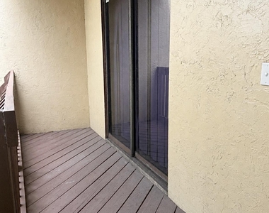 206 Lakeview Drive E - Photo Thumbnail 4
