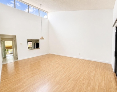 206 Lakeview Drive E - Photo Thumbnail 7