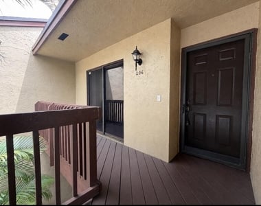 206 Lakeview Drive E - Photo Thumbnail 3