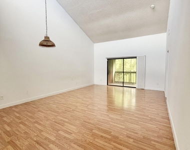 206 Lakeview Drive E - Photo Thumbnail 6