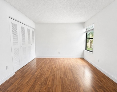 206 Lakeview Drive E - Photo Thumbnail 11