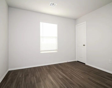 2001 Malus Way - Photo Thumbnail 9