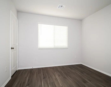 2001 Malus Way - Photo Thumbnail 12