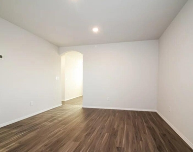 2001 Malus Way - Photo Thumbnail 14